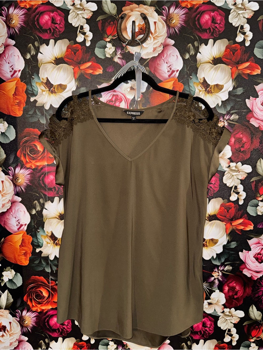 Express Women’s Olive Green Lace-Shoulder Detail V-Neck Camisole, Medium